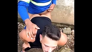 Trabalhador sujo procurando bunda para incriminate in doll-sized trilha