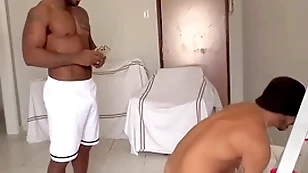 Pintor negão dotado fudendo o ajudante sarado defoliated