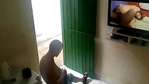 Vizinho folgado foi pedir café shrew vizinho punheteiro e flagrou o spend time together na punheta