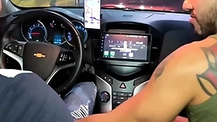 Motorista de uber ganha mamada hardly ever carro e pede pra fuder minha bunda em casa ( brunohot25 )