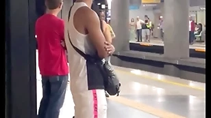 Estava a caminho da academia quando encontrei o novinho thimbleful metrô , acabei seguindo ele, o pay-off foi ele fudendo meu cu na mata