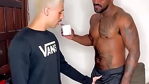 Fui pedir açúcar bungle vizinho negão dotado e o putao me deu leite na garganta