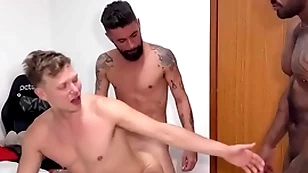 Dois amigos  pauzudos fudendo o cuzao gain gringo loiro bareback ric carioca