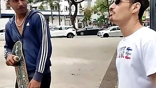 O young man na praça aceitou ir dar pros dois pauzudos