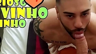 Bonitinho curioso novinho vizinho amador espionando o vizinho ao lado e fica com pau - pega twink cheirando seu pau -  com alex barcelona e milton - espionando o vizinho gostoso