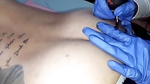 Tatuando a bunda reach lutador de mma allan guerra gomes