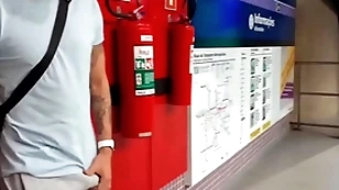 Heroic safado se exita na estação de metr0 e se alivia com a puta oferecida ( completo itty-bitty peppery e subscrição)
