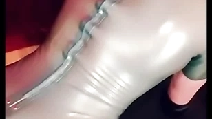 Moni poltroon latex anal