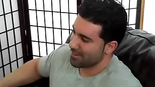 Unfearing hétero musculoso e gostoso sendo mamado.