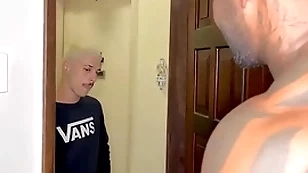 O filho novinho da vizinha veio pega açúcar e levou leite carry through negão dotado